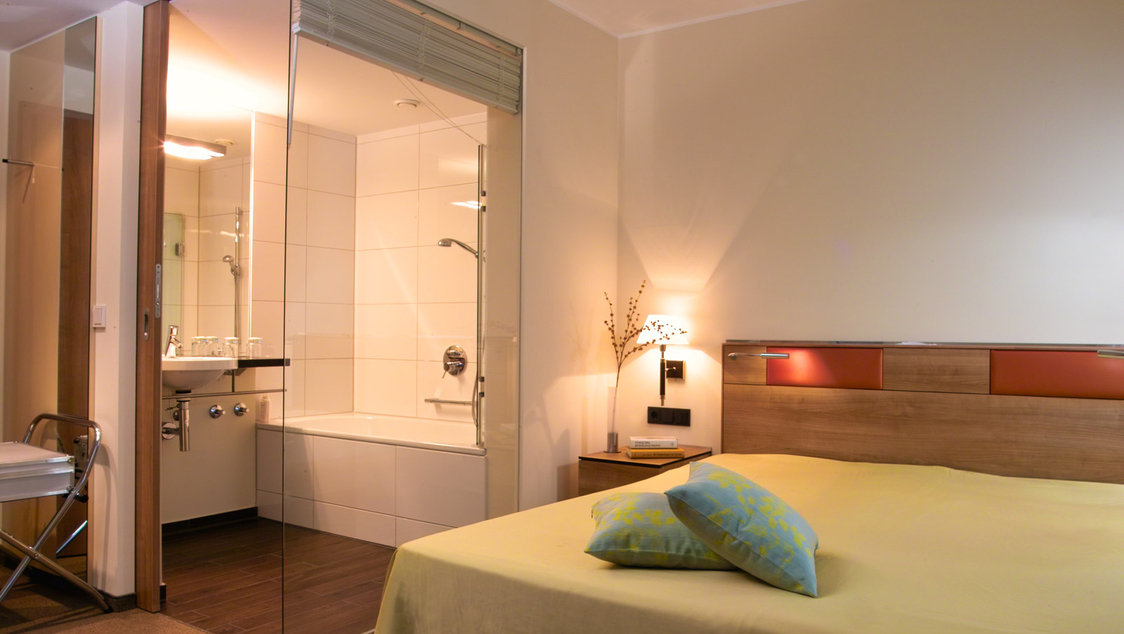 Hotelzimmer mit Doppelbett und einsehbares Bad