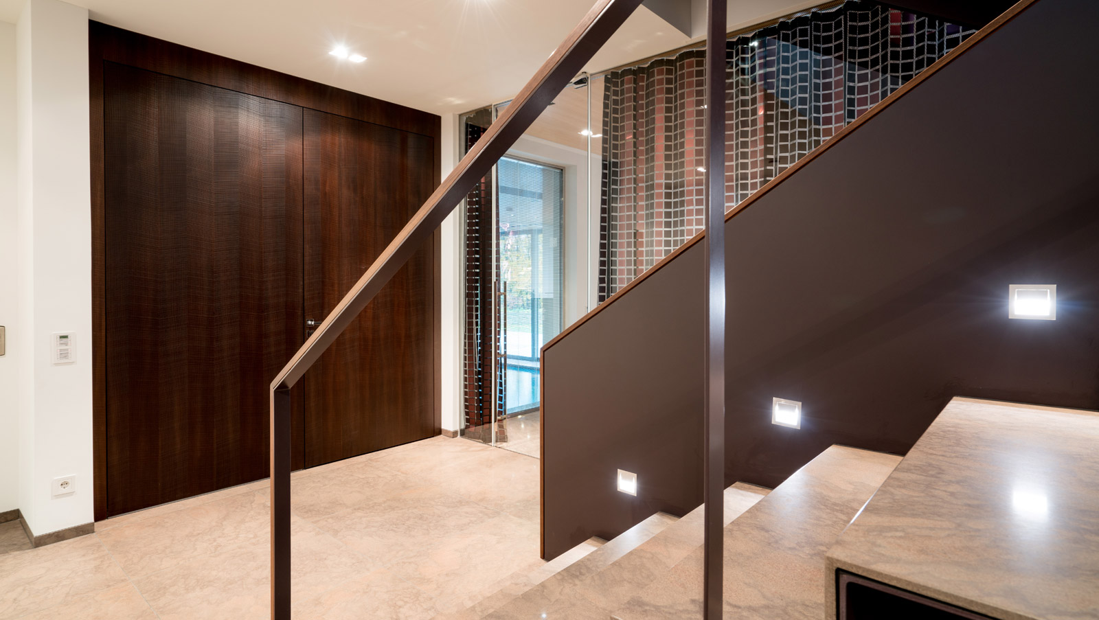 Mit Beleuchtung wird die Treppe zu einem eleganten Element in der Gestaltung