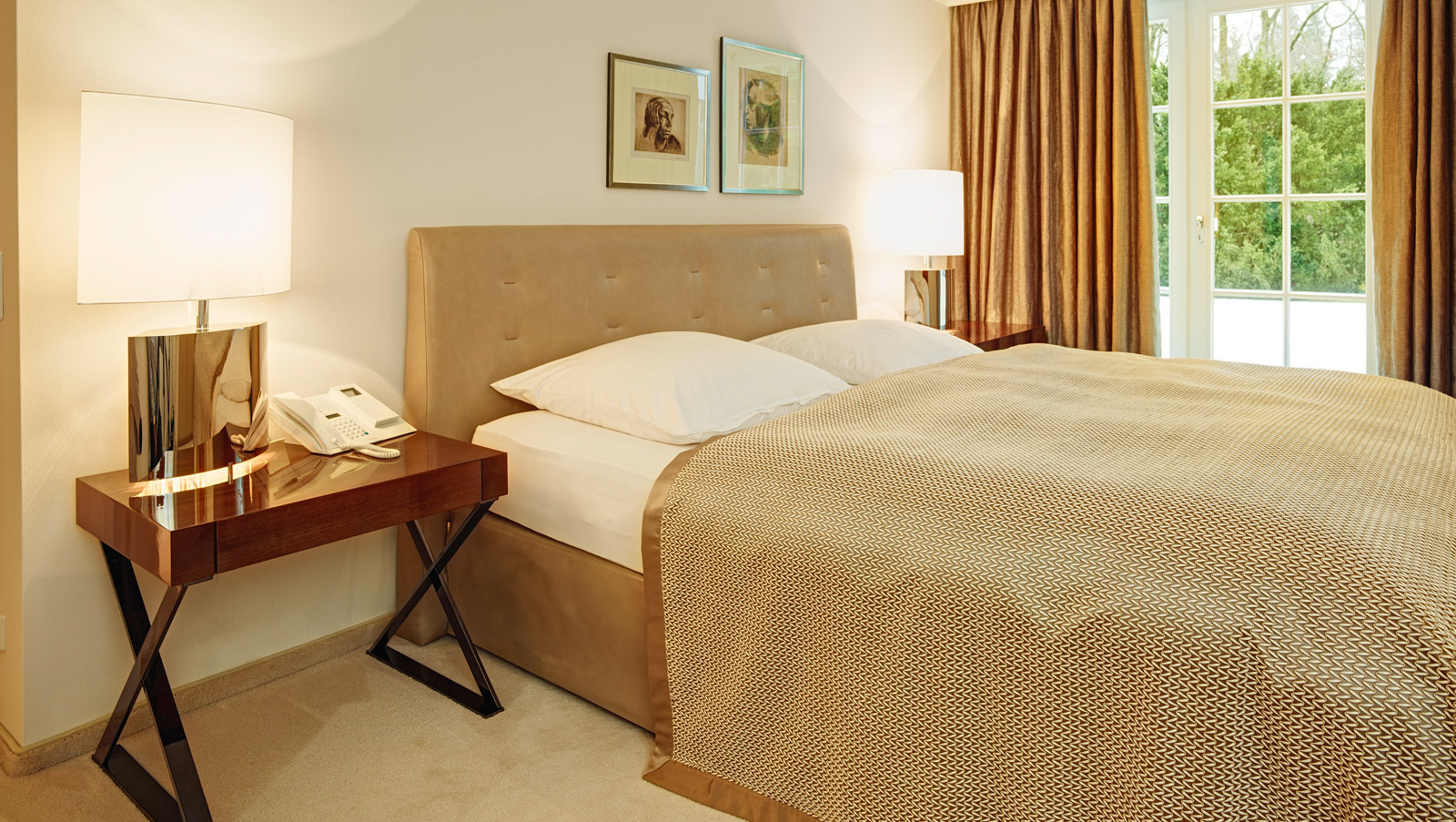 Schlafzimmer mit Nachttischen und Tischleuchten