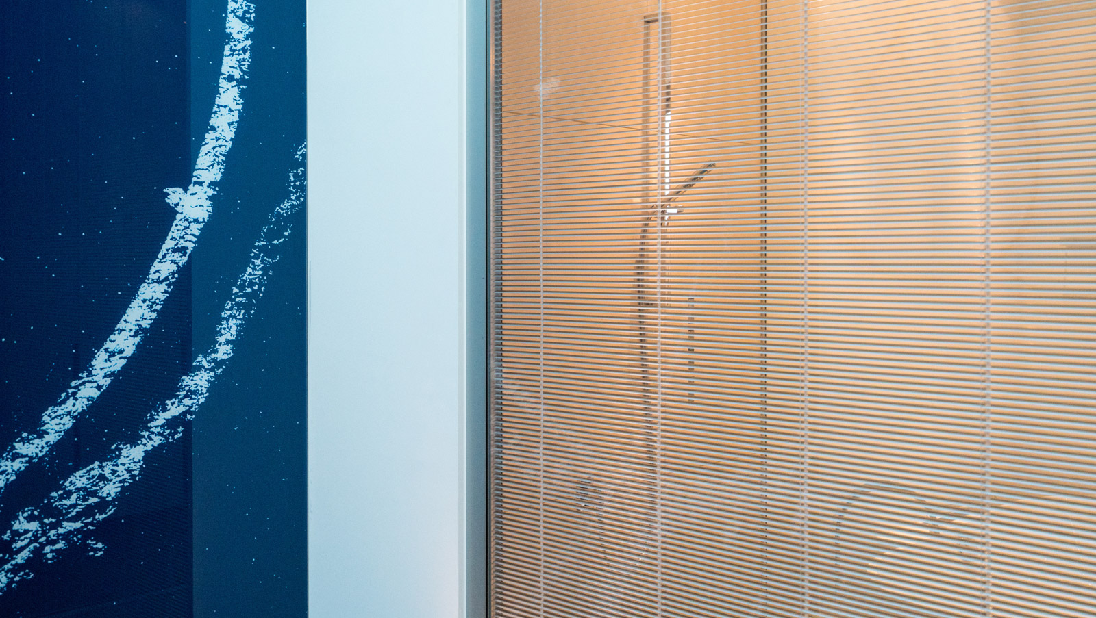 Ansicht der Glasdusche von außen mit Rollo als Sichtschutz