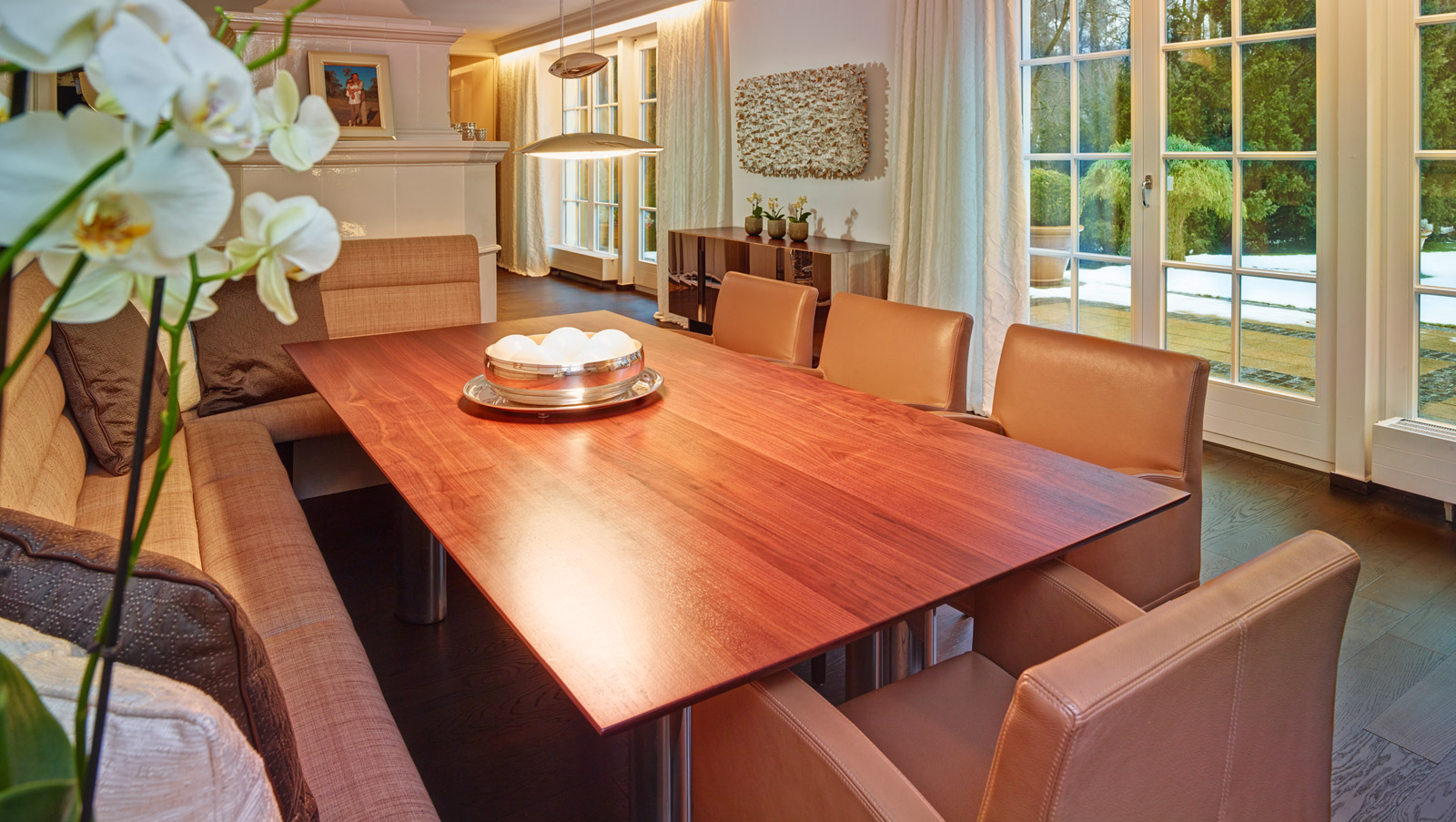 Essplatz mit Eckbank und Stühlen