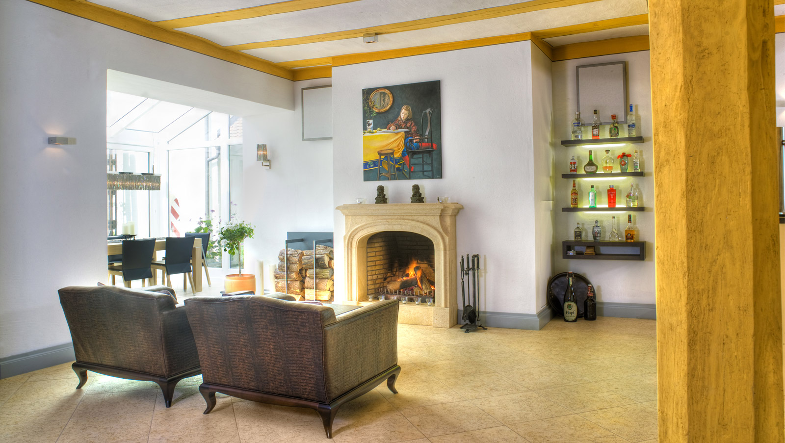 Kaminzimmer mit zwei Sesseln