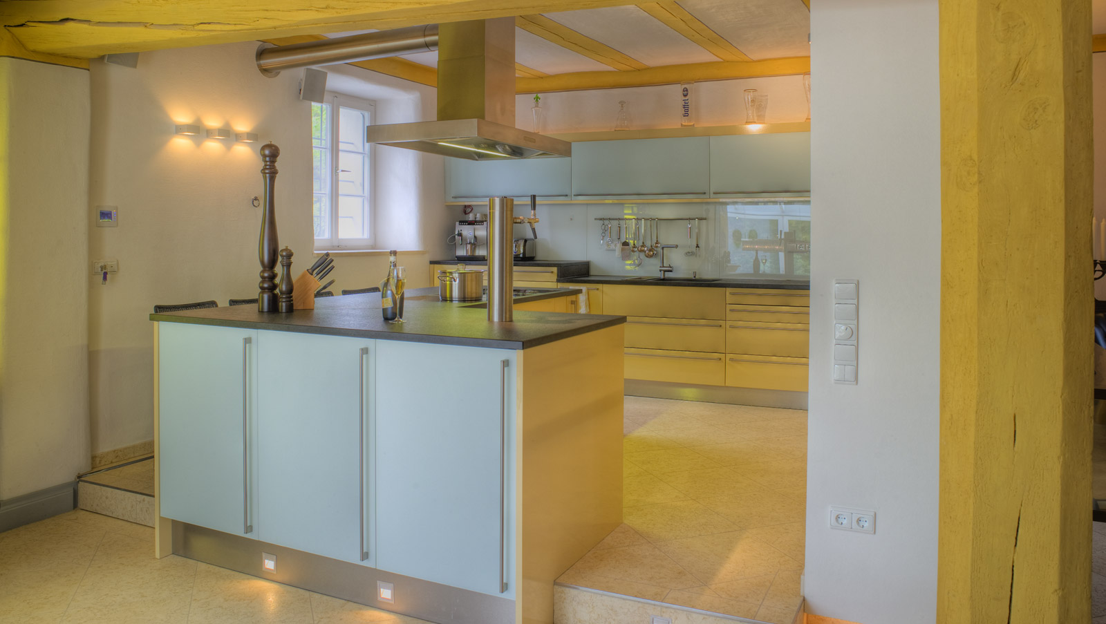 Helle Küche mit Küchenblock