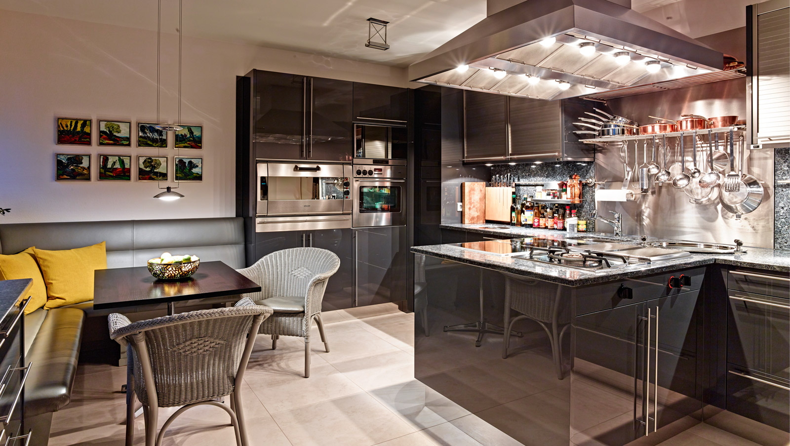 Küche mit dunklen Hochglanzfronten