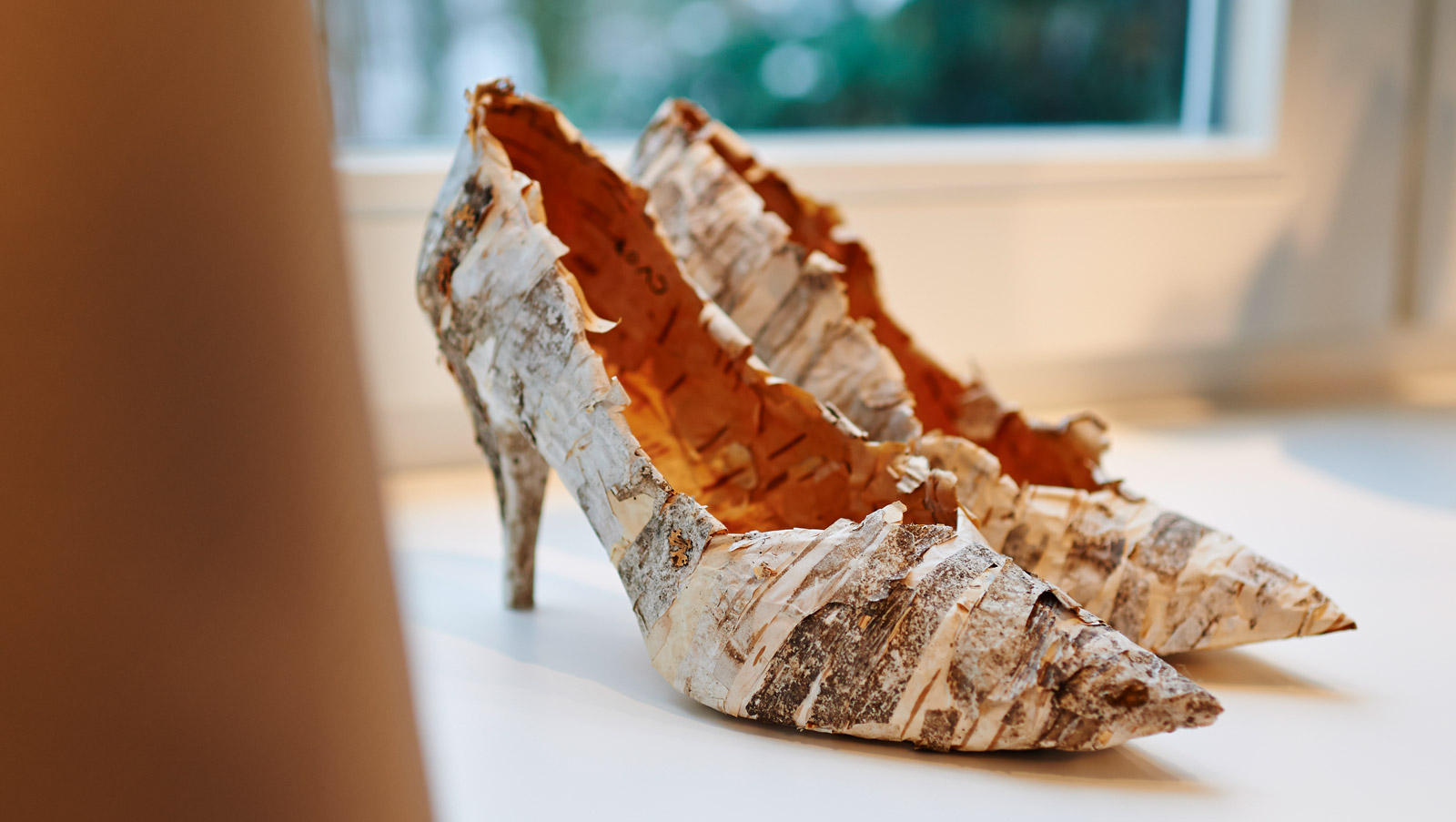 Schuhe aus Birkenride als künstlerische Dekoration