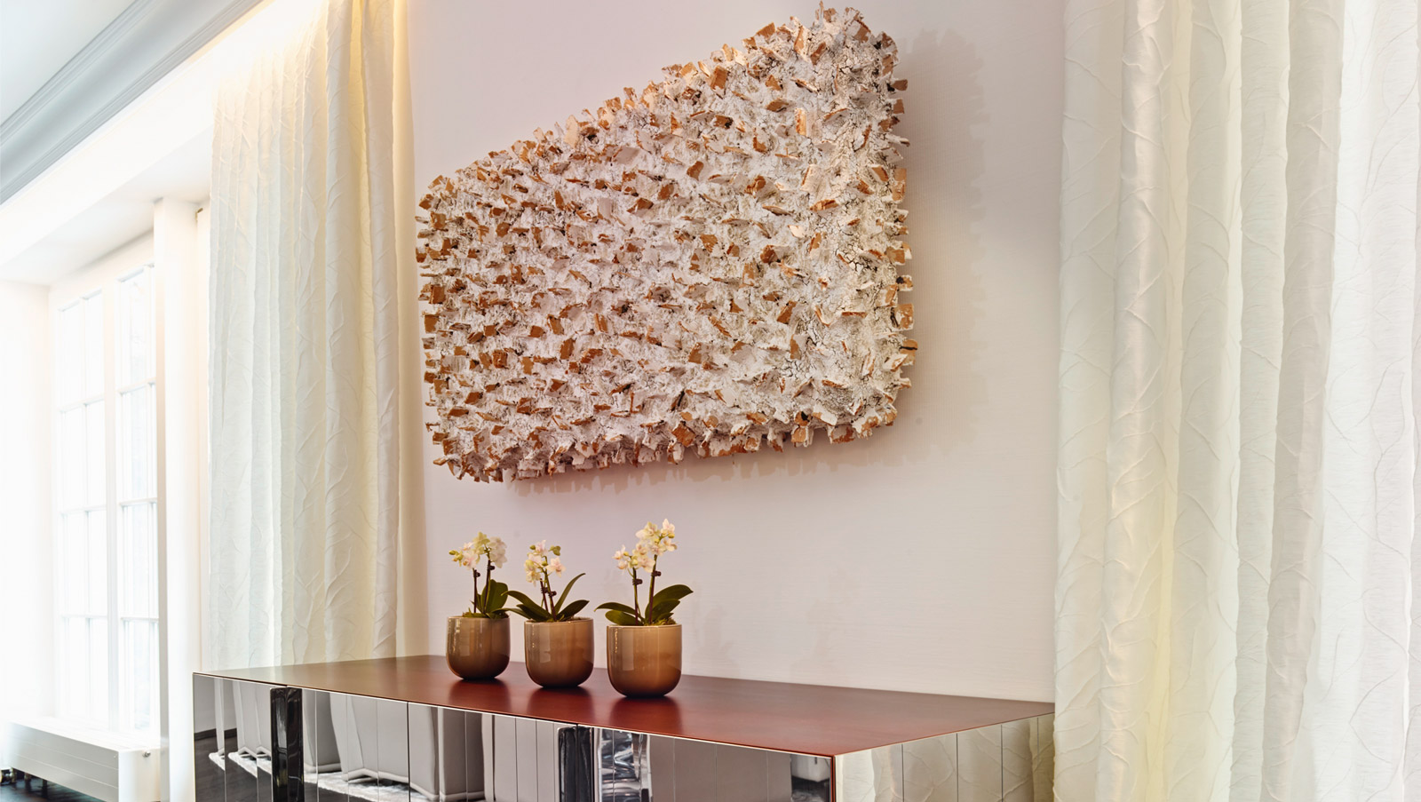 Kunstwerk über einem Sideboard 