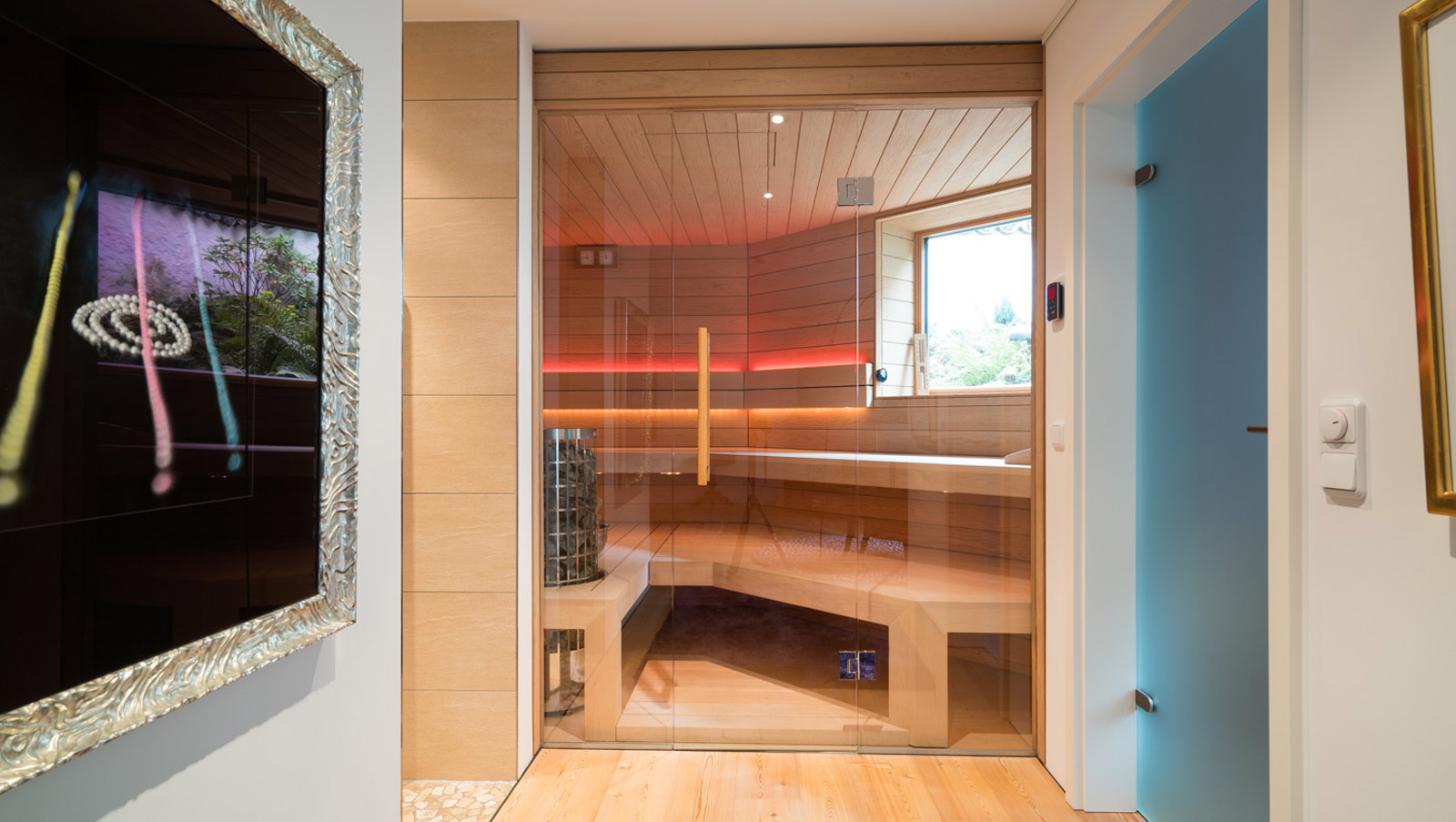 Sauna mit Glastür und Fenster zum Garten