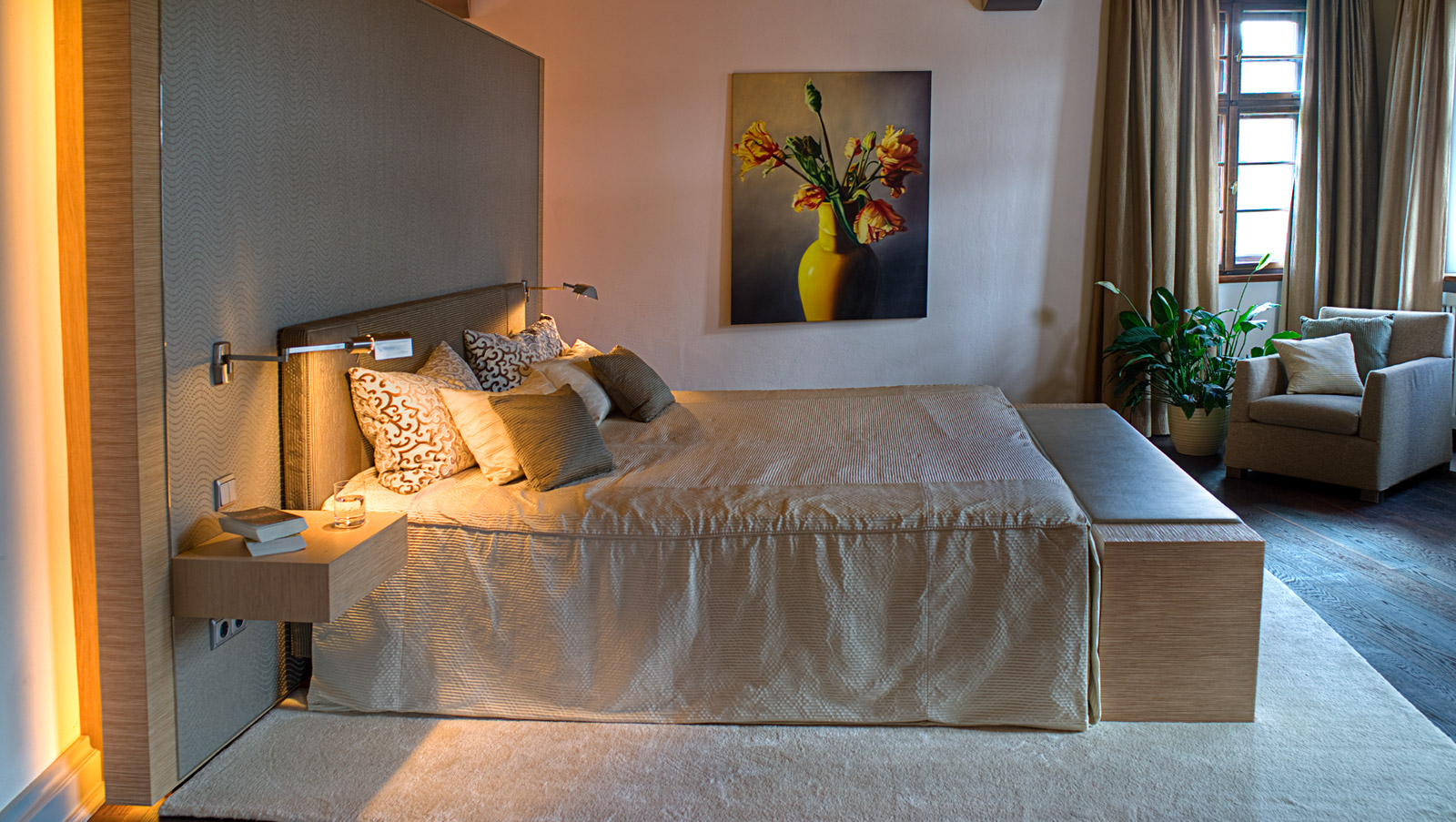 Schlafzimmer mit Blick auf das Bett