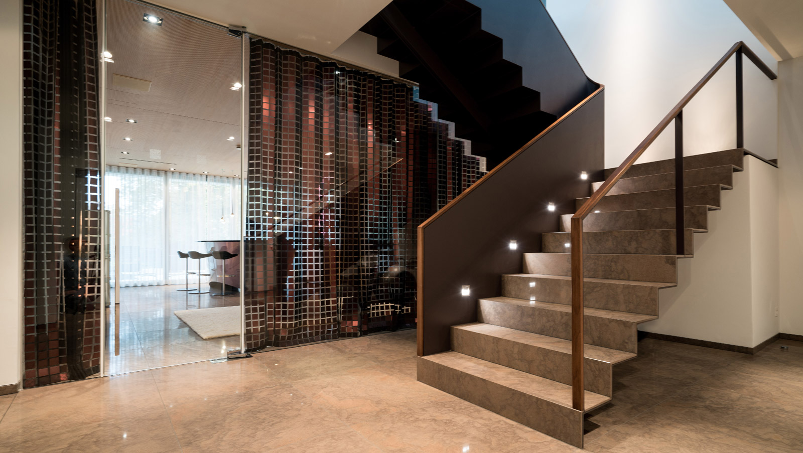 Ansicht der Treppe mit Blick in die Bar