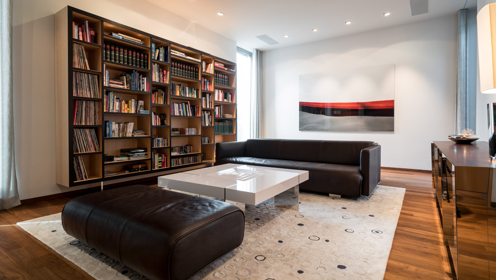 Blick in das Wohnzimmer auf das Bücherregal