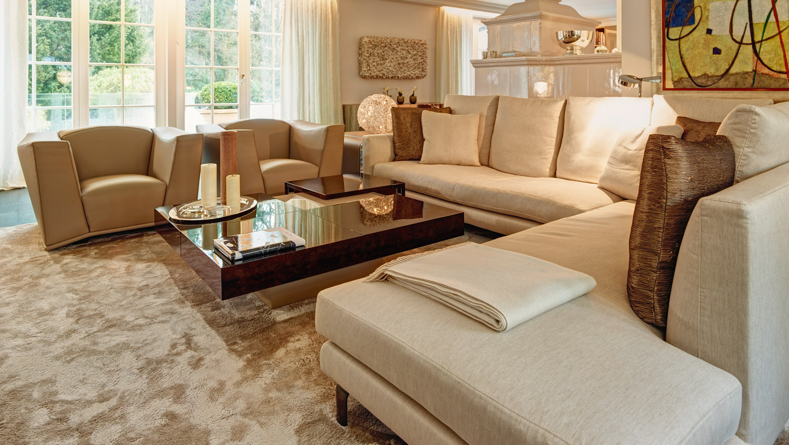 Sofalandschaft mit Sesseln und Tisch