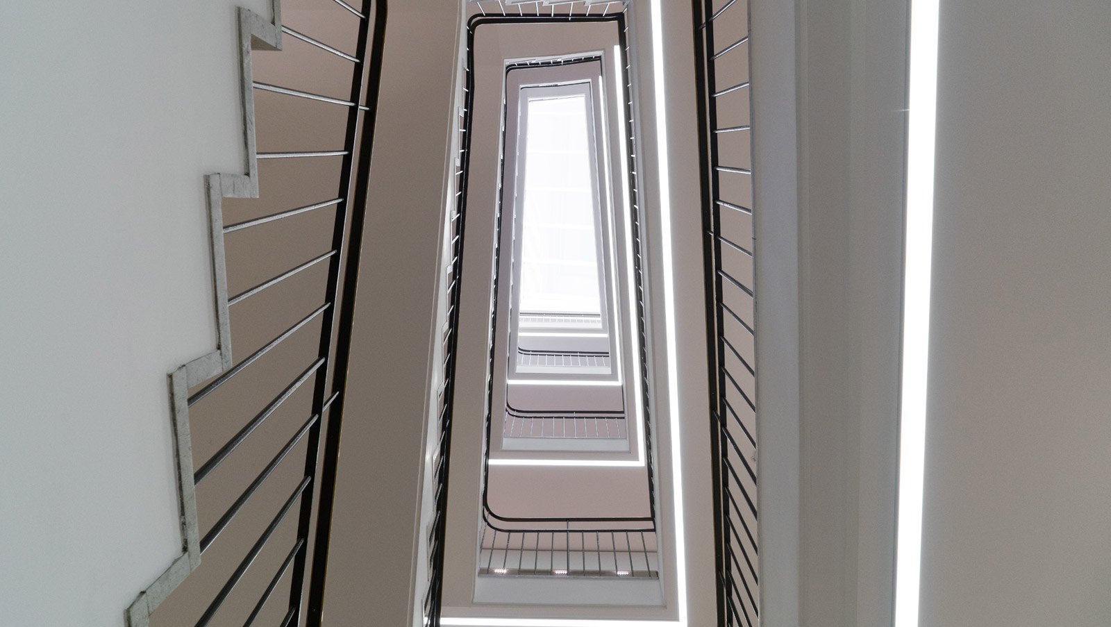 das Treppenauge vom Erdgeschoss Richtung Oberlicht fotografiert
